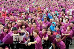 MENGGALAK HIDUP HARMONI: Beberapa menteri, setiausaha parlimen, anggota parlimen, pemimpin akar umbi dan warga setempat daripada pelbagai latar agama merakam gambar kenangan dalam satu acara bagi mengalak kehidupan harmoni antara kaum dan agama di sini dua tahun lalu. - Foto fail