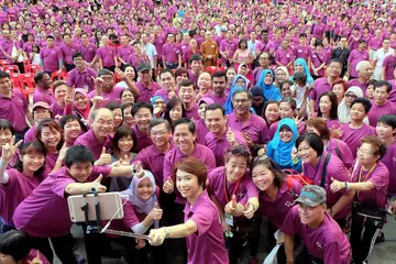 MENGGALAK HIDUP HARMONI: Beberapa menteri, setiausaha parlimen, anggota parlimen, pemimpin akar umbi dan warga setempat daripada pelbagai latar agama merakam gambar kenangan dalam satu acara bagi mengalak kehidupan harmoni antara kaum dan agama di sini dua tahun lalu. - Foto fail
