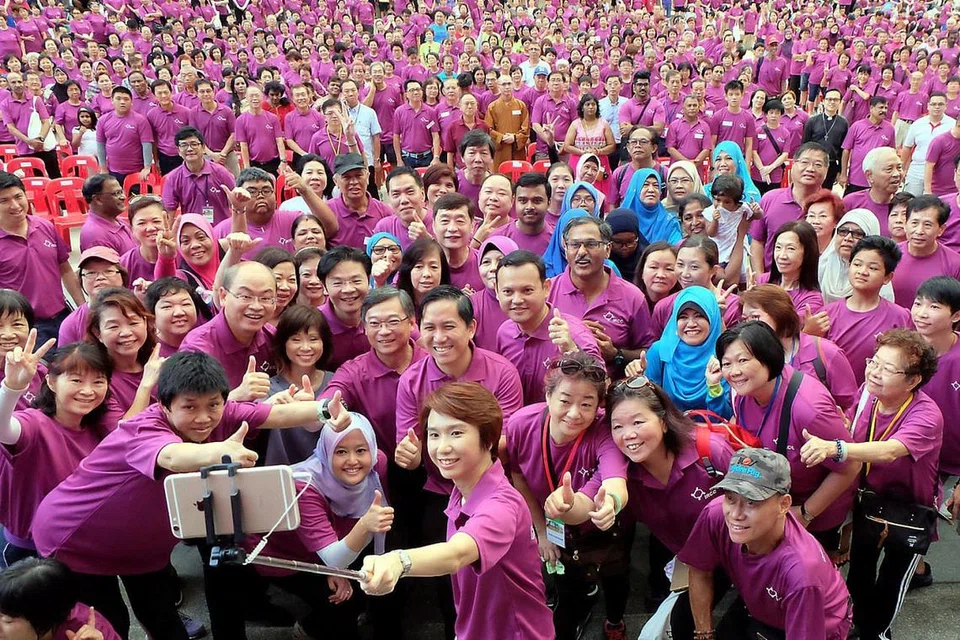 MENGGALAK HIDUP HARMONI: Beberapa menteri, setiausaha parlimen, anggota parlimen, pemimpin akar umbi dan warga setempat daripada pelbagai latar agama merakam gambar kenangan dalam satu acara bagi mengalak kehidupan harmoni antara kaum dan agama di sini dua tahun lalu. - Foto fail