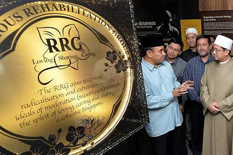 SUMBANGAN DIHARGAI: Rangkaian ulama dan asatizah RRG antara lain telah menyumbang khidmat secara sukarela bagi menasihati tahanan Jemaah Islamiyah (JI) dan golongan yang dipengaruhi ideologi pengganas seperti yang disampaikan ISIS dan/atau kumpulan pengganas di rantau ini. Dana Rahmatan Lil Alamin oleh masyarakat Islam antara lain menyalurkan derma kepada mangsa bencana alam dan pertikaian dari seluruh dunia, tanpa mengira bangsa atau agama. - Foto-foto fail