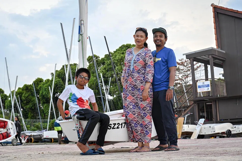 Sukan layar merupakan aktiviti yang digemari Mohamed Mikail Mohamed Shahrom (duduk). Bersama Mikail ialah ibu bapanya Encik Mohamed Shahrom Mohd Taha dan Cik Nur Shihana Abdullah Neo.