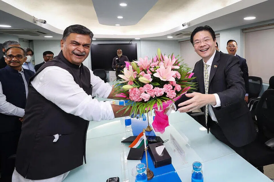 HUBUNGAN DUA HALA: Encik Wong (kanan) yang bertemu dengan Menteri Tenaga India, Encik R. K. Singh, berbincang tentang cara untuk memperkukuh kerjasama dalam bidang seperti tenaga yang boleh diperbaharui dan hidrogen hijau. - TWITTER LAWRENCE WONG 