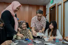 PROJEK 'SEW' BUTANG: Cik Zulaikha (paling kanan), salah seorang penerima Dana Pendidikan Harun Ghani (HGEF), belajar menjahit butang dengan bimbingan relawan HGEF, Cik Saleha Abdul Rahman (dua dari kiri) di acara HGEF semalam. Bersama mereka ialah setiausaha kehormat HGEF, Cik Haslinda (kiri) dan Dr Faishal. - Foto BM oleh NUR DIYANA TAHA