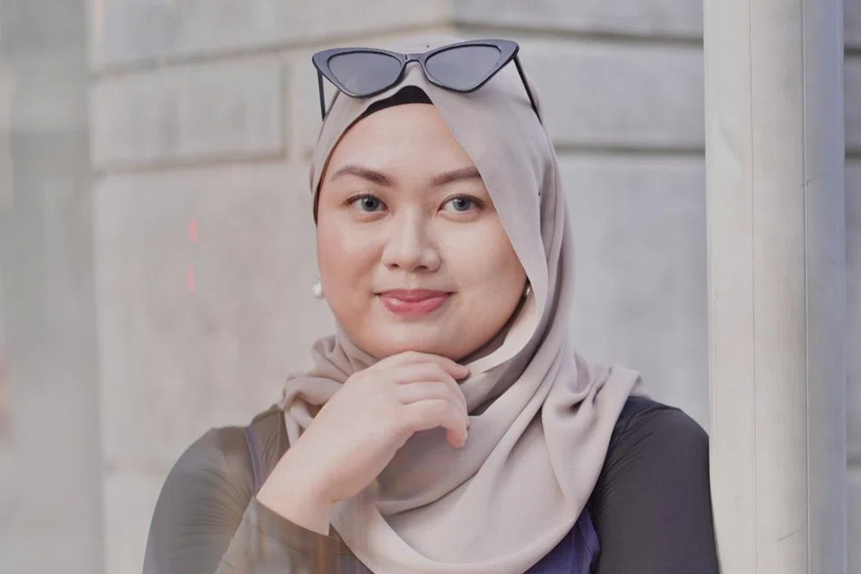 MANFAATKAN BAHASA ISYARAT: Cik Qhalisha mula mempelajari bahasa isyarat semasa di sekolah menengah sebagai cara untuk berkomunikasi dengan rakan-rakannya. 
