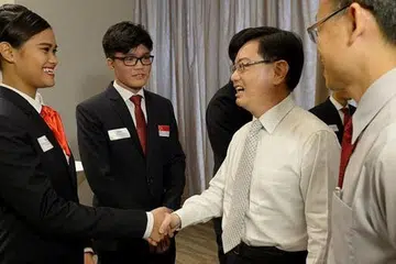 INGIN RAIH PINGAT BUAT SINGAPURA: Encik Heng (dua dari kanan) memberikan ucapan selamat kepada (dari kiri) Cik Farisha dan Encik Muhammad Miqdad yang akan bertanding di 'Olimpik Kemahiran' di Sao Paulo, Brazil. - Foto TUKIMAN WARJI