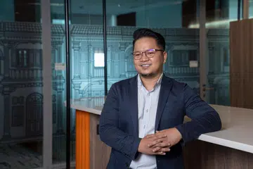 MENDAPAT INSPIRASI: Encik Ahmad Naim Rahmat mempunyai rakan sekerja daripada budaya yang berbeza, yang membantu dalam pekerjaannya.
