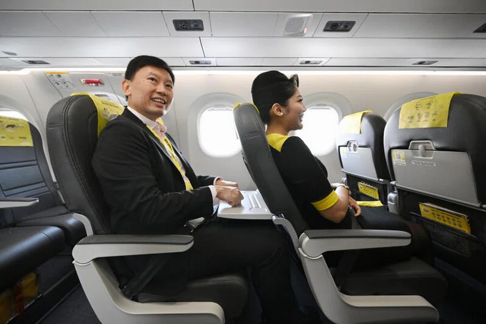 Menteri Pengangkutan, Encik Chee Hong Tat (kiri) sedang mencuba tempat duduk di jet terbaru Embraer E190-E2 pada majlis pelancaran yang diadakan di Terminal 1 Lapangan Terbang Changi. 
