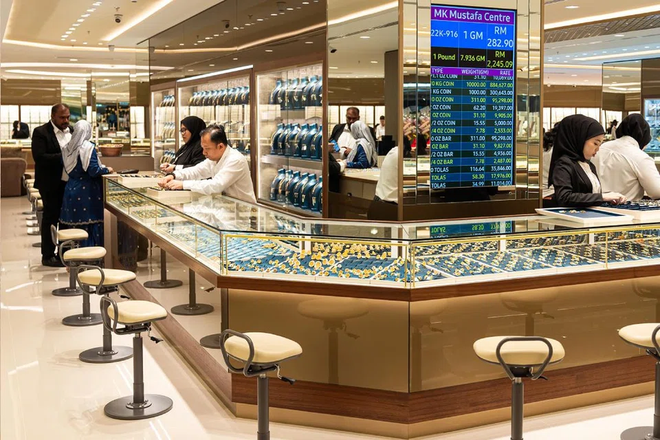 CAWANGAN MELAKA: Pengarah Urusan MK Mustafa Centre Sdn Bhd, Encik Mustaq Ahmad, telah menembusi pasaran Malaysia dengan membuka Mustafa Jewellery, sebuah cawangan baru yang menawarkan barangan kemas di Dataran Pahlawan Megamall di Melaka.