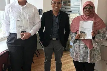TIMBA PENGALAMAN DAN KEMAHIRAN: Encik Zhulkarnain (tengah) berkata lepasan sekolah harus mengaup peluang menjalani latihan disediakan firma seperti Nur Sajidah Abdul Aziz (kanan), salah seorang pelajar terbaik GCE 'A' dari Madrasah Wak Tanjong dan Encik Talhatul Khair Muhammad Kahfi (kiri) yang menjalani latihan di firma guaman, Dentons Rodyk.- Foto ihsan ZHULKARNAIN RAHIM 2018