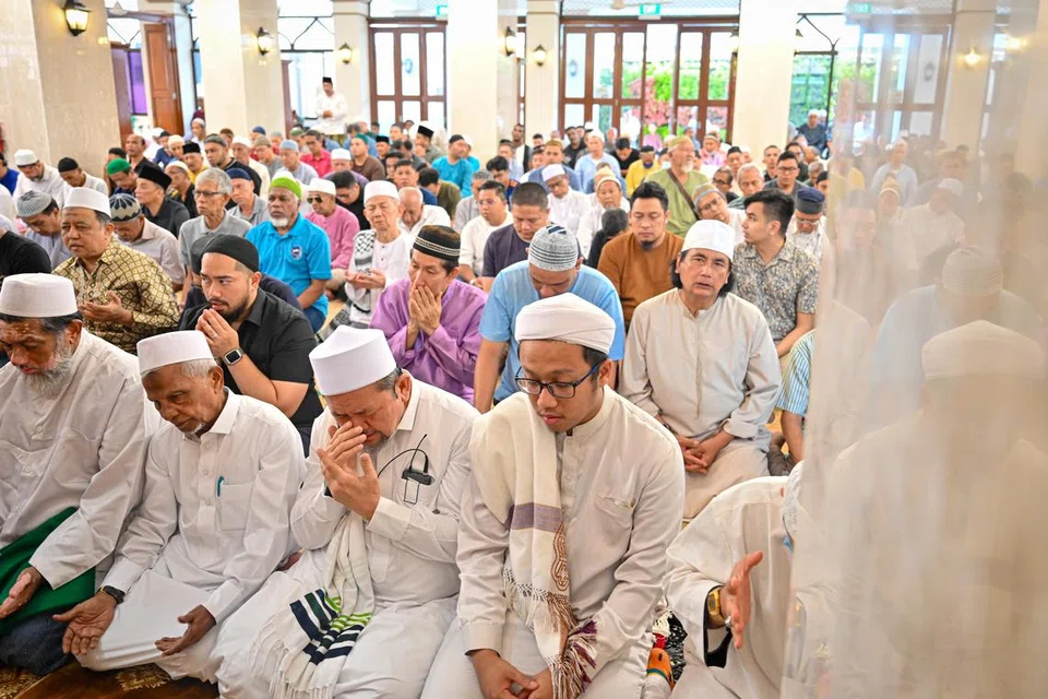 MOHON KESEJAHTERAAN: Jemaah di Masjid Khalid bersama-sama berdoa memohon keamanan dan kestabilan segera dikembalikan kepada kehidupan warga yang terjejas oleh konflik Israel-Palestin pada Jumaat.