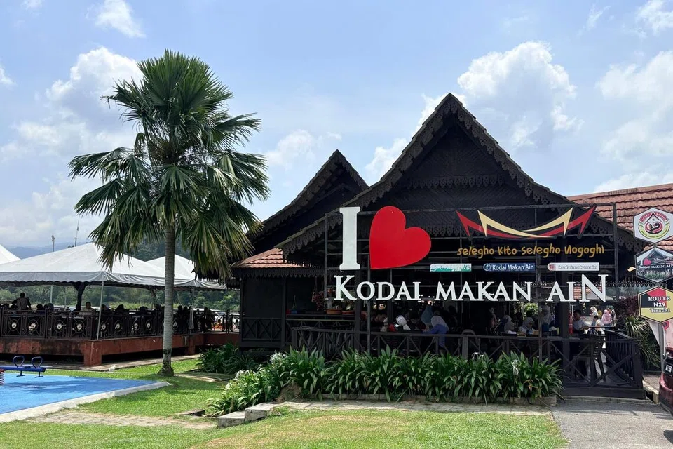 Kodai (Kedai) Makan Ain antara restoran popular di Kuala Pilah yang menyajikan pelbagai hidangan tradisi masak lemak cili api yang sinonim dengan masyarakat Negeri Sembilan.