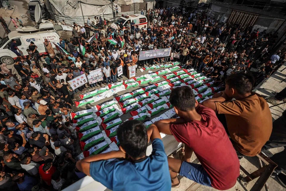 Penduduk Palestin menghadiri pengebumian beramai-ramai kira-kira 100 mangsa, termasuk 62 kanak-kanak, yang mayat mereka ditemukan di bawah runtuhan di Bandar Gaza pada 6 September 2026. Gaza terus dicengkam pengganasan meskipun gencatan senjata berkuat kuasa sejak 10 Oktober, sedang Arab Saudi dan tujuh negara Arab serta Islam menolak sebarang usaha memindahkan rakyat Palestin dari wilayah itu dan menegaskan Gaza kekal sebahagian daripada Palestin