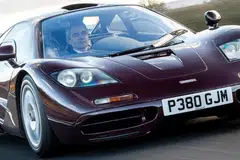 Pelakon dan pelawak British, Rowan Atkinson, memandu kereta McLaren F1.