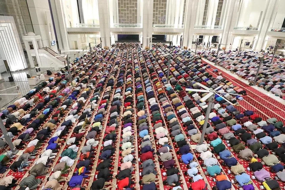 Masjid Tuanku Mizan Zainal Abidin di Presint 3, Putrajaya, dipenuhi jemaah lelaki dan wanita termasuk kanak-kanak untuk menunaikan solat isyak dan solat sunat tarawih Ramadan 2024.