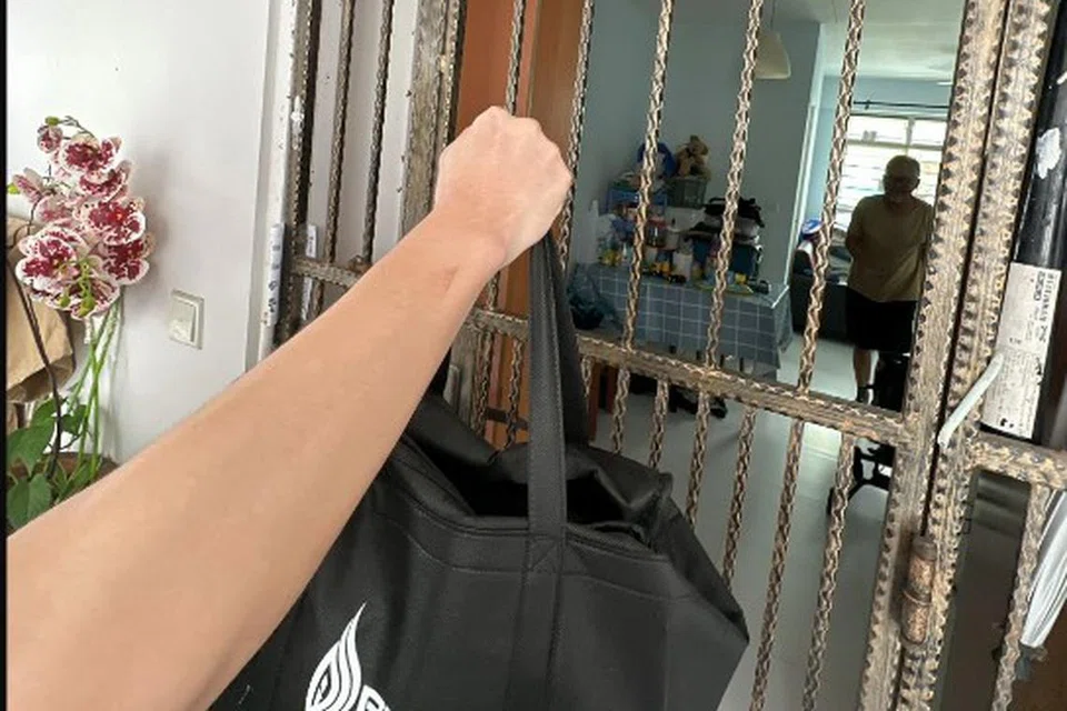 Sukarelawan mengambil bahagian dalam pengagihan makanan ke rumah benefisiari PPIS.