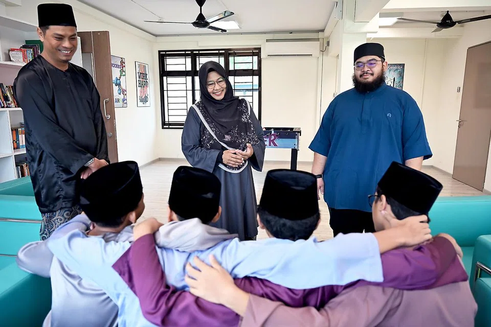 Ketua Rumah Kebajikan Muhammadiyah (RKM), Cik Rahmatunnisa Abdul Majeed (tengah), bersama  kakitangan mengatur pelbagai kegiatan pada Hari Raya buat penghuni rumah itu. Ia termasuk menyediakan lauk-pauk pada malam dan pagi Raya, bermain bunga api, solat di pagi Raya, mengadakan tayangan filem, dan mengajak mereka berjalan Raya ke rumah kakitangan.  