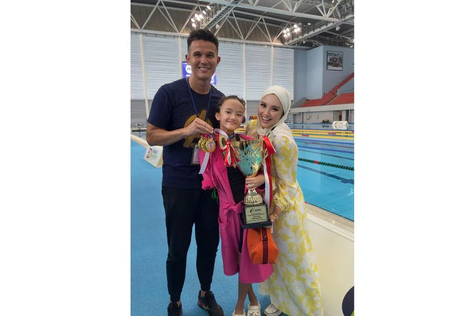 Moza berjaya meraih tiga pingat emas dalam Kejohanan Renang Para Rentas Sekolah, yang merupakan sebahagian daripada kejohanan nasional pada 23 Mac. 