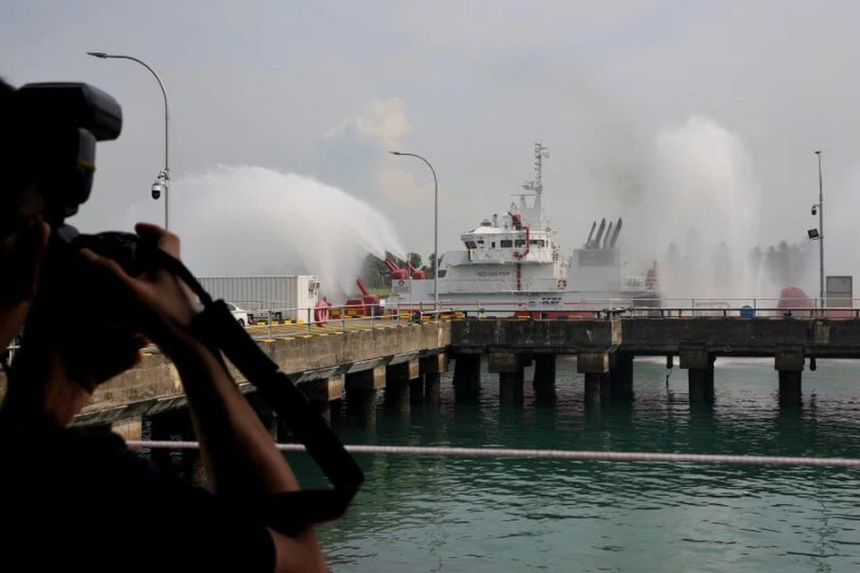 Sebuah kapal Pasukan Pertahanan Awam Singapura (SCDF), Red Sailfish, mengepam keluar air sempena majlis pecah tanah Ibu Pejabat Divisyen Marin baru SCDF di Pulau Brani pada 15 November.