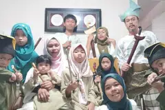 Keluarga (kanan, bertanjak) Encik Zuraimi dengan telatah masing-masing semasa mahu bergambar ketika Hari Raya.