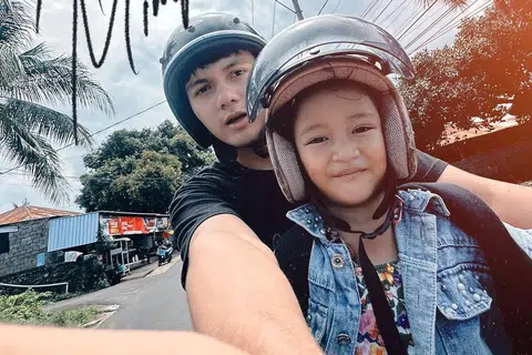 Nyoman Paul (kiri) dalam klip video lirik ‘Alunan Mimpi’ membawa pendengar mengimbas semula detik-detik di kala orang tersayang yang sudah meninggal dunia masih ada di sisi. Lagu ini dicipta buat arwah teman rapatnya sewaktu zaman kecil.