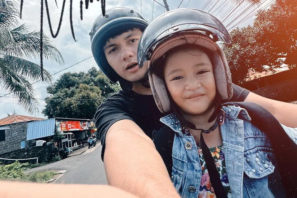 Nyoman Paul (kiri) dalam klip video lirik ‘Alunan Mimpi’ membawa pendengar mengimbas semula detik-detik di kala orang tersayang yang sudah meninggal dunia masih ada di sisi. Lagu ini dicipta buat arwah teman rapatnya sewaktu zaman kecil.