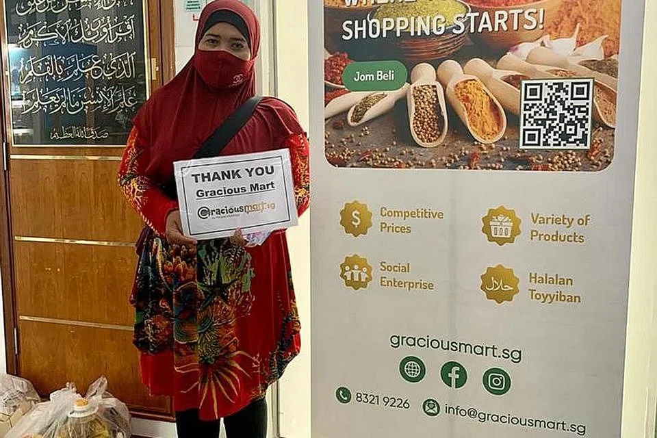 BANTU RINGANKAN BEBAN: Penerima zakat dan habuan makanan Pergas, yang menerima habuan ini setiap bulan, amat berterima kasih kerana dengan bantuan yang diterima, membantu meringankan beban kos terutamannya kos makanan yang kian meningkat dewasa ini. - Foto PERGAS