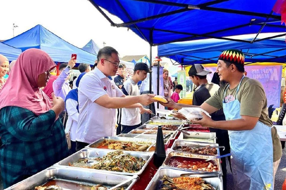 Pengerusi Jawatankuasa Kesihatan dan Alam Sekitar Johor, Encik Ling Tian Soon (dua dari kiri), meninjau juadah dijual di Bazar Ramadan Taman Universiti, Skudai, petang 21 Mac. 