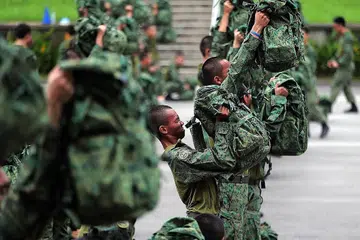 TAHAN LASAK: Media berpeluang menyaksikan sekumpulan askar dalam Batalion Keempat Rejimen Infantri Singapura menjalani Latihan Kecergasan Vokasi (VFT) di Kem Bukit Panjang kelmarin. - Foto BH oleh KELVIN CHNG