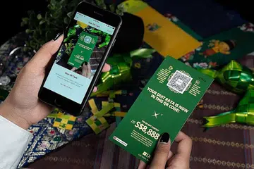 TAK PERLU WANG TUNAI: DBS memperkenal daya usaha QR Gift sempena Hari Raya tahun ini bagi membolehkan orang ramai memberi dan menerima duit Raya secara elektronik. - Foto DBS