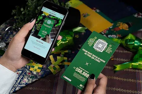 TAK PERLU WANG TUNAI: DBS memperkenal daya usaha QR Gift sempena Hari Raya tahun ini bagi membolehkan orang ramai memberi dan menerima duit Raya secara elektronik. - Foto DBS