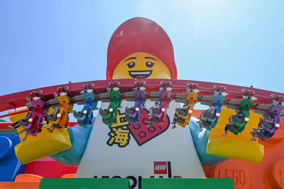 Orang ramai menikmati permainan di Legoland Shanghai Resort, Legoland terbesar di dunia pada 5 Julai 2025.