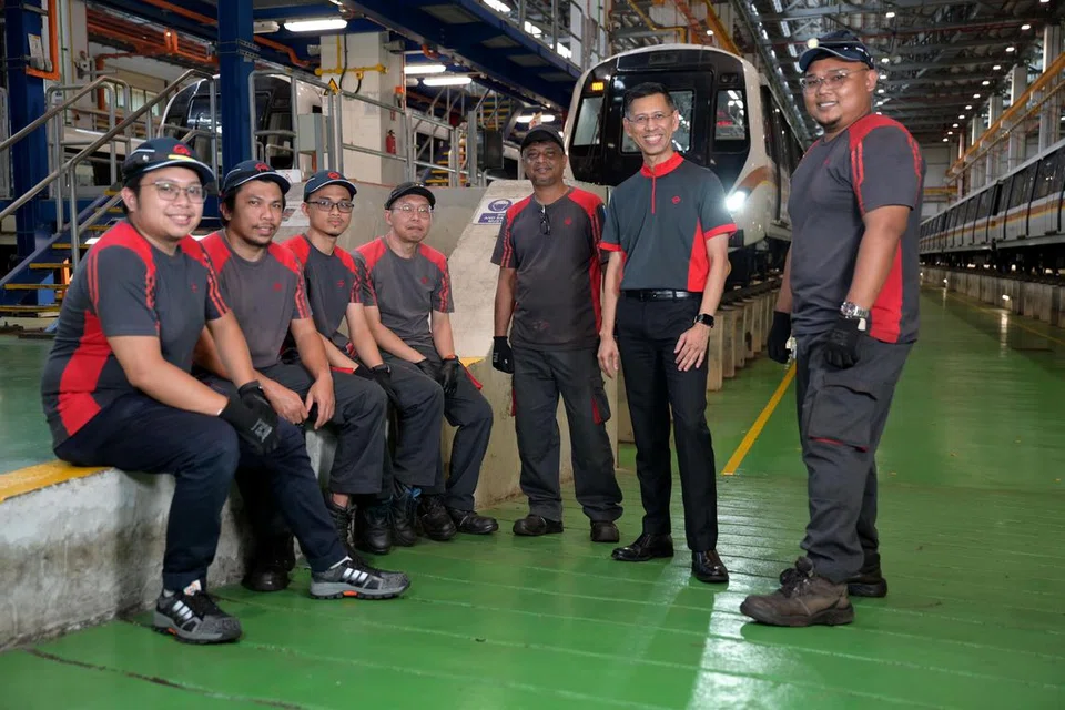 BERSAMA PEKERJA: Encik Shahrin (dua dari kanan) bersama kakitangan SMRT lain.