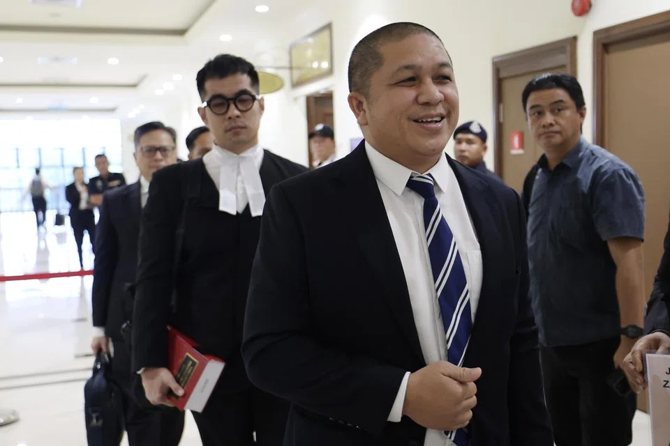 Peguam yang mewakili keluarga Zara Qairina Mahathir, Encik Hamid Ismail (depan). Gambar sisipan Allahyarhamha Zara Qairina Mahathir.