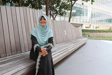 CIK HAWAMAH BEE ABDUL HAMED: Seperti ibunya dahulu, beliau kini sering menasihati anak-anak perempuannya agar kerap melakukan pemeriksaan sendiri buah dada mereka dan jalani ujian mamogram. Kini, Cik Hawamah turut menjadi sukarelawan bagi kumpulan sokongan barah buah dada di Hospital Besar Changi. - Foto ihsan HAWAMAH BEE ABDUL HAMED