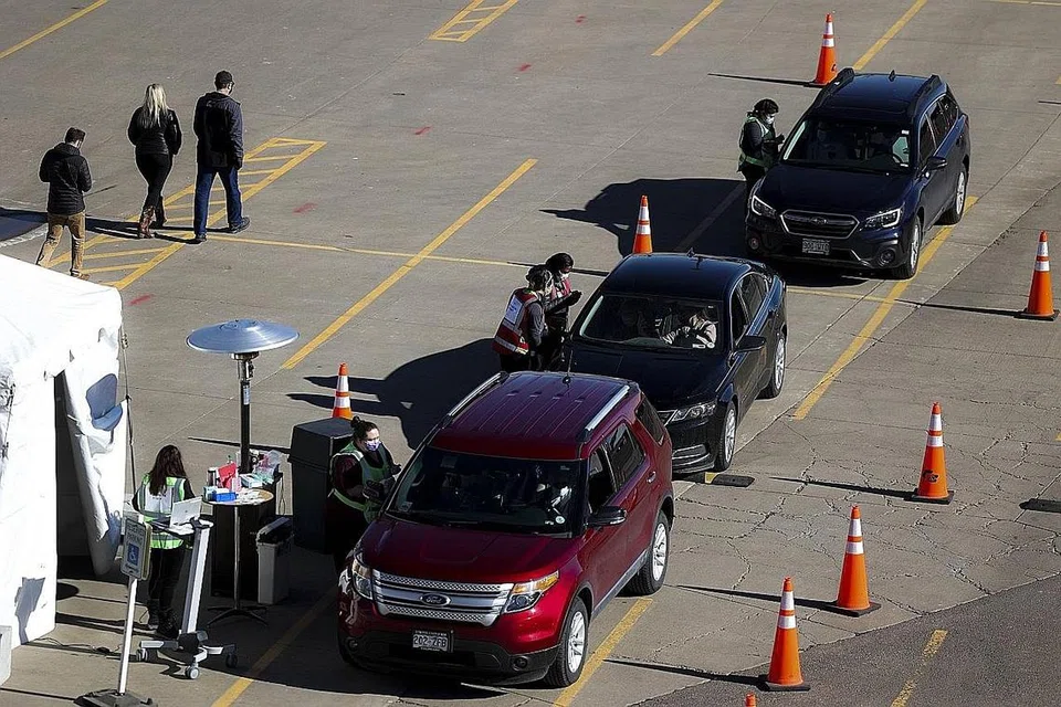 PUSAT VAKSINASI DI TEMPAT LETAK KERETA: Orang ramai tiba di tempat meletak kereta di luar Coors Field untuk menerima dos kedua vaksin Covid-19 Pfizer-BioNTech sewaktu acara pemvaksinan Sabtu lalu di Denver, Colorado. - Foto AFP
