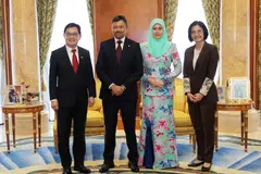 Timbalan Perdana Menteri, Encik Heng Swee Keat (kiri), dan isterinya, Cik Heng (kanan), menemui Putera Mahkota Brunei, Putera Al-Muhtadee Billah, yang juga Menteri Kanan di Pejabat Perdana Menteri; dan isteri, Paduka Seri Pengiran Anak Isteri Pengiran Anak Sarah di Brunei pada 16 Julai.
