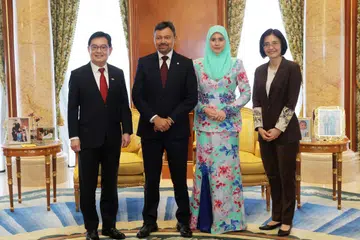 Timbalan Perdana Menteri, Encik Heng Swee Keat (kiri), dan isterinya, Cik Heng (kanan), menemui Putera Mahkota Brunei, Putera Al-Muhtadee Billah, yang juga Menteri Kanan di Pejabat Perdana Menteri; dan isteri, Paduka Seri Pengiran Anak Isteri Pengiran Anak Sarah di Brunei pada 16 Julai.