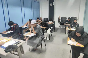 HADAPI PEPERIKSAAN: Pelajar bagi Program Sijil Pengajian Islam Remaja sedang menduduki peperiksaan yang berlangsung baru-baru ini. 