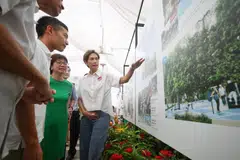 Menteri Penerangan dan Pembangunan Digital, Cik Josephine Teo (kanan), meninjau panel pameran pada acara pelan induk lima tahun untuk GRC Jalan Besar pada 6 April. Bersamanya adalah (dari kiri) Anggota Parlimen (AP) GRC Jalan Besar, Encik Wan Rizal (terselindung), calon berpotensi Encik Shawn Loh, AP GRC Jalan Besar, Cik Denise Phua, dan Menteri Negara Kanan (Pertahanan), Encik Heng Chee How.