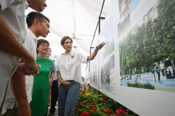 Menteri Penerangan dan Pembangunan Digital, Cik Josephine Teo (kanan), meninjau panel pameran pada acara pelan induk lima tahun untuk GRC Jalan Besar pada 6 April. Bersamanya adalah (dari kiri) Anggota Parlimen (AP) GRC Jalan Besar, Encik Wan Rizal (terselindung), calon berpotensi Encik Shawn Loh, AP GRC Jalan Besar, Cik Denise Phua, dan Menteri Negara Kanan (Pertahanan), Encik Heng Chee How.
