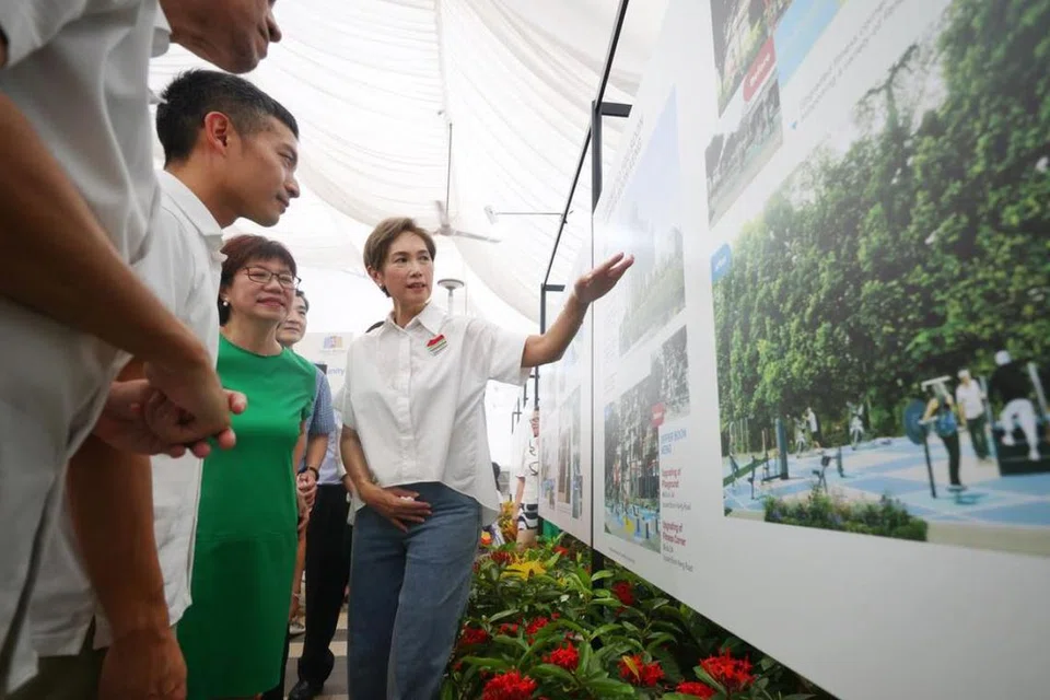 Menteri Penerangan dan Pembangunan Digital, Cik Josephine Teo (kanan), meninjau panel pameran pada acara pelan induk lima tahun untuk GRC Jalan Besar pada 6 April. Bersamanya adalah (dari kiri) Anggota Parlimen (AP) GRC Jalan Besar, Encik Wan Rizal (terselindung), calon berpotensi Encik Shawn Loh, AP GRC Jalan Besar, Cik Denise Phua, dan Menteri Negara Kanan (Pertahanan), Encik Heng Chee How.