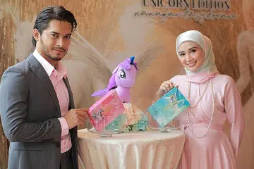 USAHAKAN KEGIATAN BERSAMA: Pasangan suami isteri, Aeril Zafrel dan Wawa Zainal, usahakan kegiatan bersama anak-anak dalam tempoh PKP seperti menonton filem bersama di samping berkongsi panduan leraikan tekanan di media sosial. - Foto ASTRO AWANI