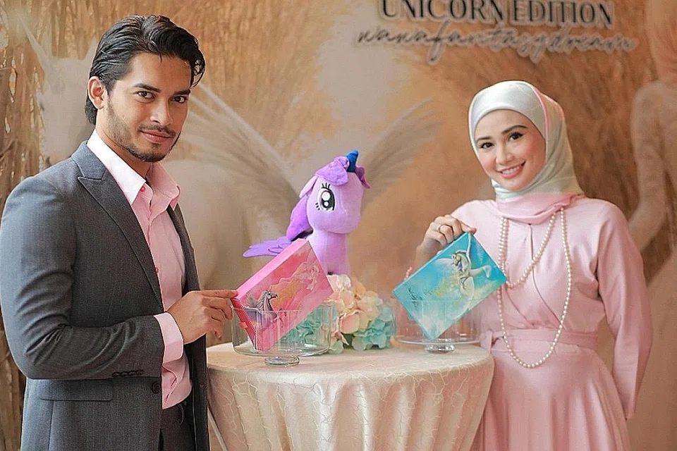 USAHAKAN KEGIATAN BERSAMA: Pasangan suami isteri, Aeril Zafrel dan Wawa Zainal, usahakan kegiatan bersama anak-anak dalam tempoh PKP seperti menonton filem bersama di samping berkongsi panduan leraikan tekanan di media sosial. - Foto ASTRO AWANI