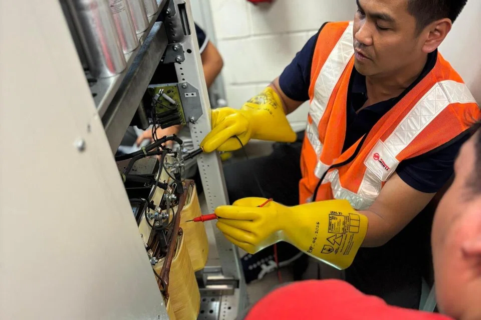 Kakitangan SMRT memperbaiki sistem bekalan tenaga rosak yang menyebabkan gangguan kepada perkhidmatan kereta api di EWL pada 16 September.