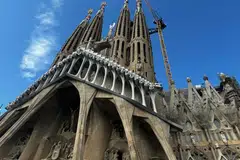 Basílica de la Sagrada Família, gereja Catholic terbesar dan tertinggi masih dalam pembinaan, walaupun dimulakan oleh arkitek Francisco de Paula del Villa pada 1882 dan disambung Antoni Gaudi pada 1883. 