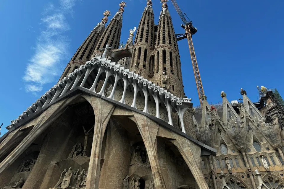 Basílica de la Sagrada Família, gereja Catholic terbesar dan tertinggi masih dalam pembinaan, walaupun dimulakan oleh arkitek Francisco de Paula del Villa pada 1882 dan disambung Antoni Gaudi pada 1883. 
