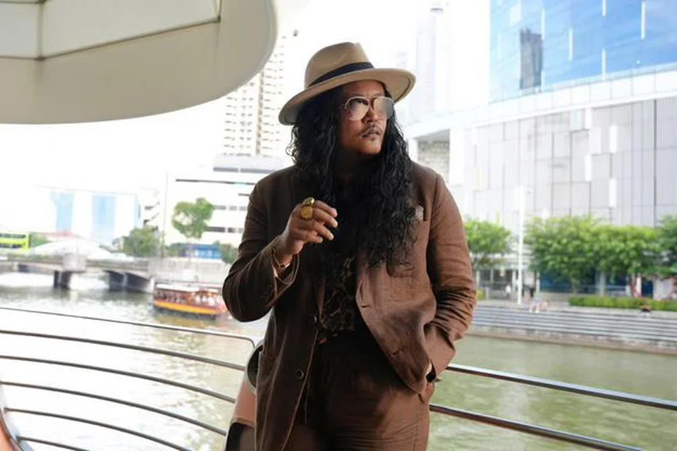 Usahawan hiburan dan penganjur acara, Raul Eusoff, mendapat ilham mengadakan gig lagu ‘galau’ (patah hati) Indonesia setelah mengunjungi kafe dan restoran di Jakarta.