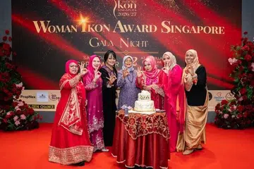 Usahawan dan pemilik perniagaan bergambar dengan mantan Presiden Cik Halimah Yacob semasa acara Gala IKON Women Singapura yang diadakan di De Villa Ballroom, Centrium Square, pada 12 September. Dari kiri, Dr Dee Duriati, Cik Harfa Karim, Dato’ Normaziah Sheikh Mohamed, Cik Halimah Yacob, Cik Fadilah Majid, Cik Sakinah Sarip dan Dr Azeeza Jalaludeen.