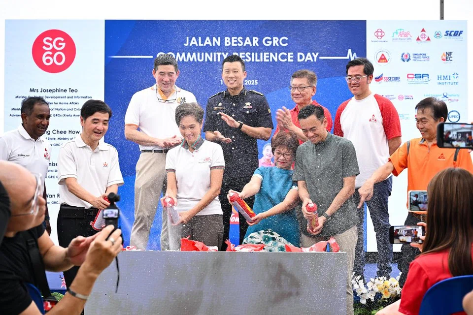 Menteri Penerangan dan Pembangunan Digital dan Penasihat Pertubuhan Akar Umbi (GRO) GRC Jalan Besar (Kreta Ayer-Kim Seng), Cik Josephine Teo (empat dari kiri), melancarkan dua inisiatif keselamatan cegah kebakaran baru semasa Hari Ketahanan Masyarakat Jalan Besar pada 1 Mac berdekatan Stesen MRT Boon Keng. Bersama beliau adalah penasihat Pertubuhan Akar Umbi (GRO) GRC Jalan Besar yang lain seperti Penasihat Pertubuhan Akar Umbi (GRO) GRC Jalan Besar (Kolam Ayer), Dr Wan Rizal Wan Zakariah (tiga dari kanan); Mayor Majlis Pembangunan Masyarakat (CDC) Central, Cik Denise Phua (lima dari kanan); dan Menteri Negara Kanan (Pertahanan), Encik Heng Chee How (dua dari kiri).