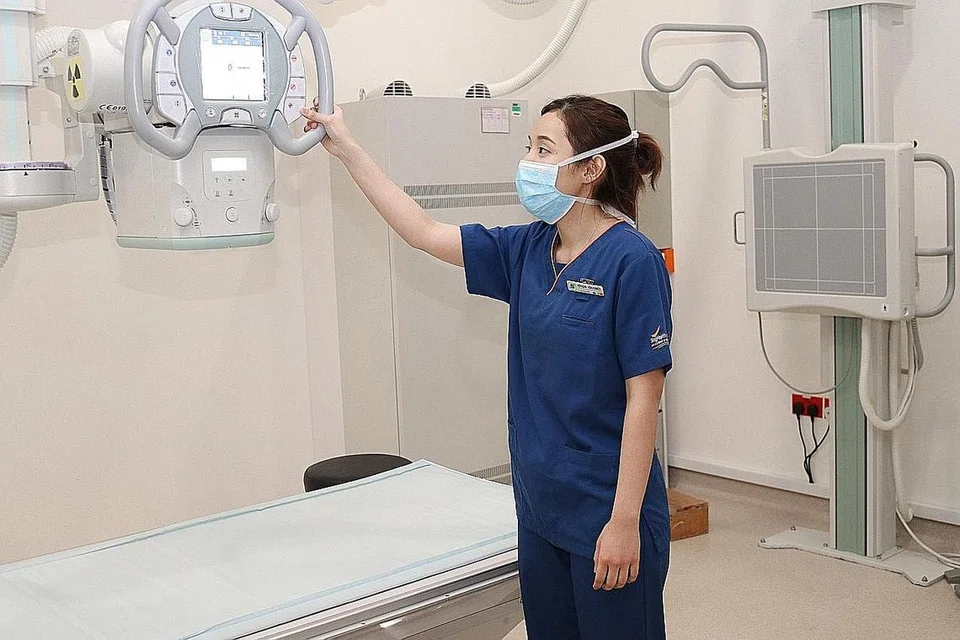 KEJAR CITA-CITA: Cik Nur Asyiqin, graduan Diagnostik Radiografi dari Institusi Teknologi Singapura (SIT) kini bekerja sebagai ahli Radiografi di Hospital Besar Singapura setelah menamatkan pengajiannya. - Foto SGH